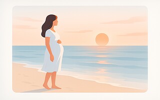 Mujer embarazada contemplando la puesta de sol en la playa, una escena que transmite calma y bienestar, ideal para representar la conexión entre equilibrio emocional y salud bucal en el embarazo.